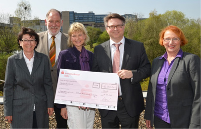 Beatrice Faßbender (Stiftung Herzenswunsch), Bürgermeister Walther Boecker, Michaela Stanke (Bürgerstiftung Hürth), Center-Manager Nicolas Simmich und Gabi Frechen (Stiftung Herzenswunsch)