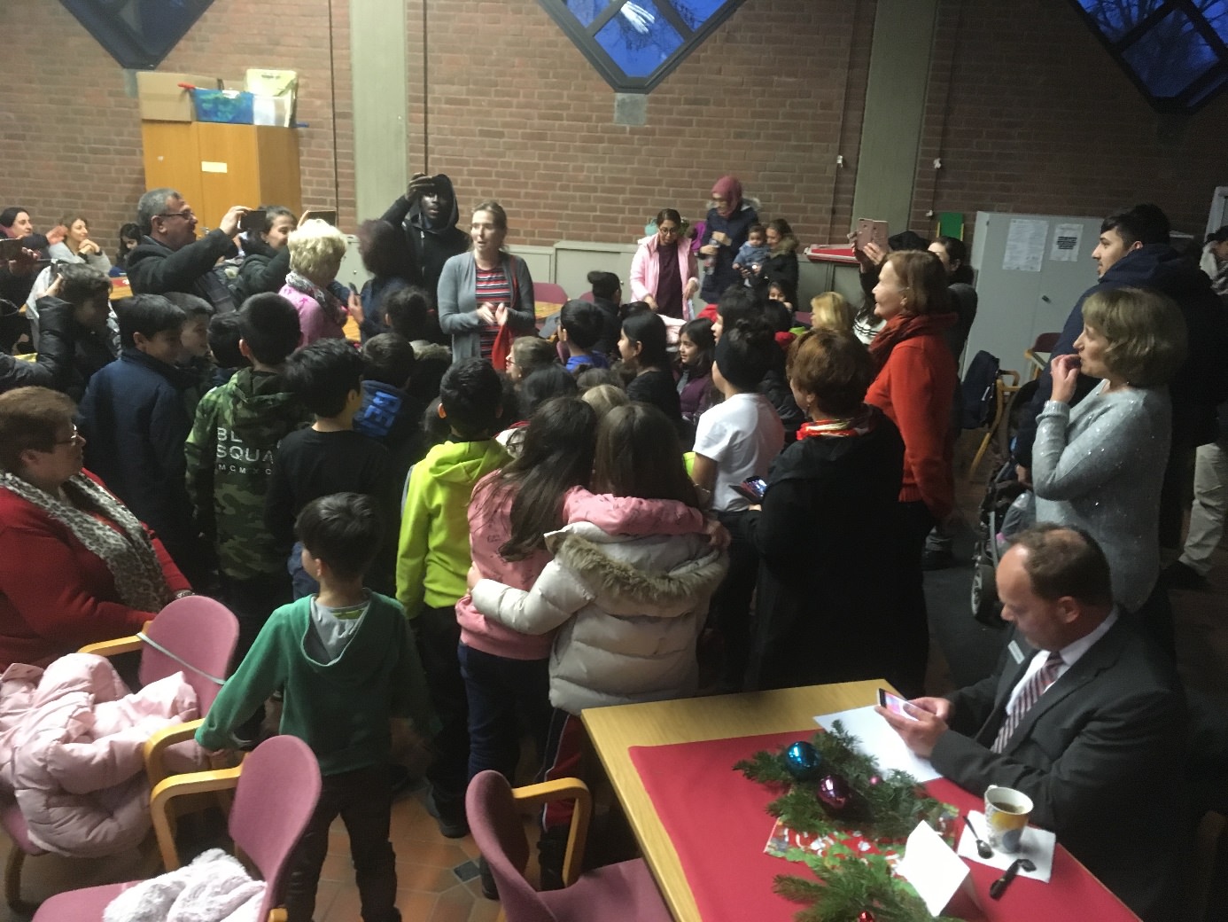 Verteilung von Weihnachtstüten an Flüchtlingskinder bei der Brücke der Kulturen