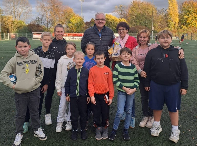 Ukrainische Kinder auf dem Fußballplatz