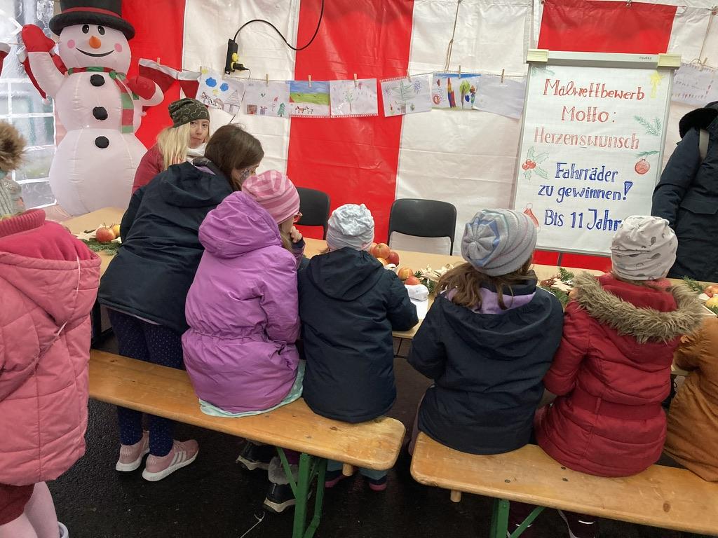 Kinder beim Malwettbewerb