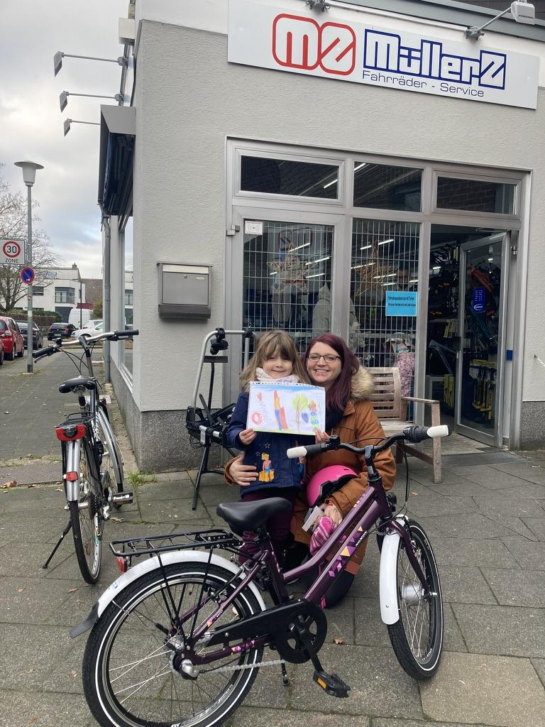 Mutter und Kind mit Fahrrad
